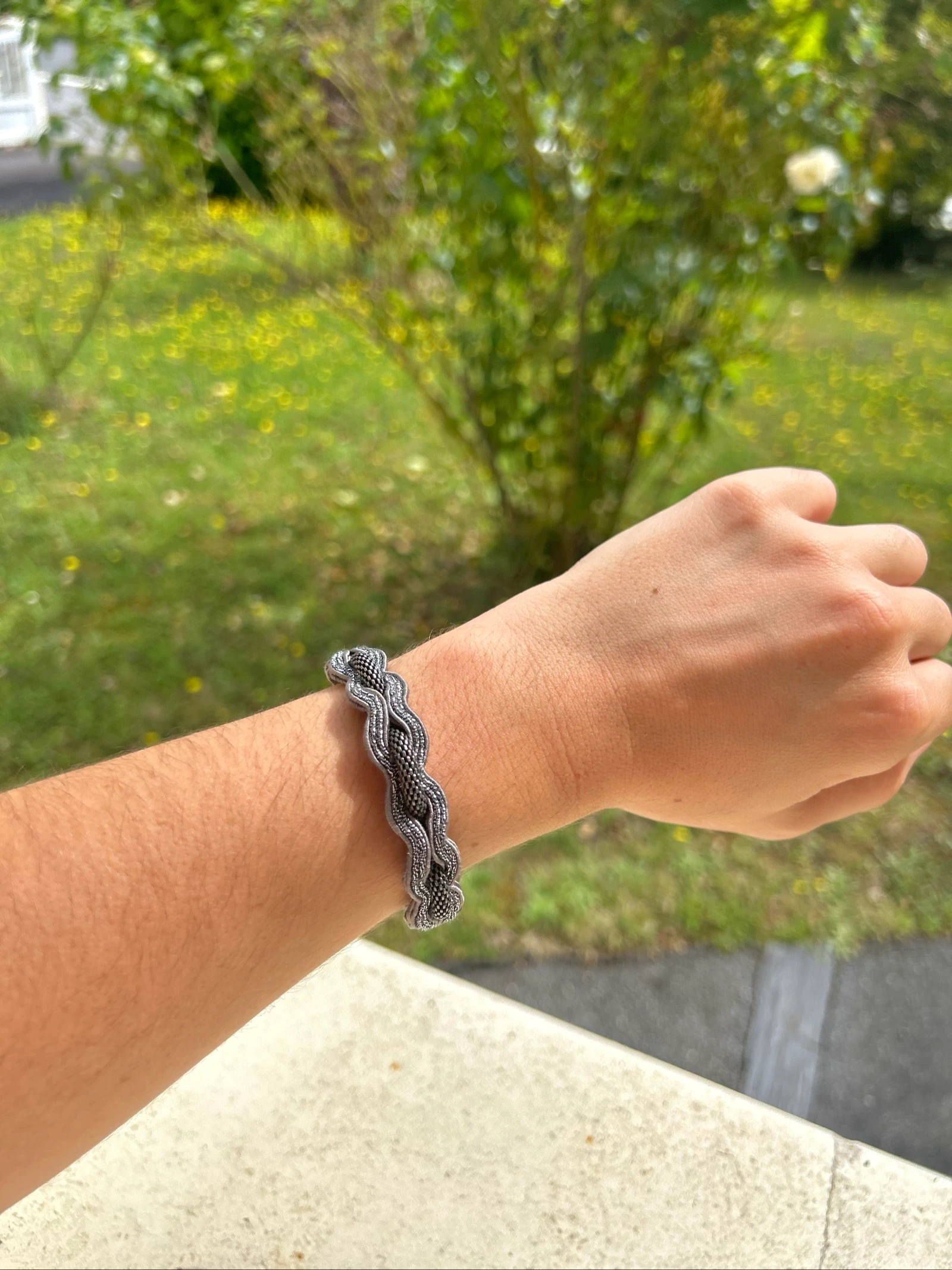 Licht aanpasbare grijze metallic verweven armband Dori Csengeri – photo 7